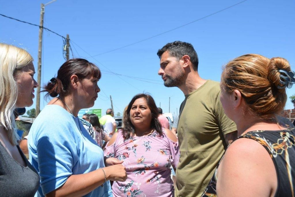 Vecinos y vecinas del barrio Marabó de Gral Rodríguez reciben a funcionarios locales