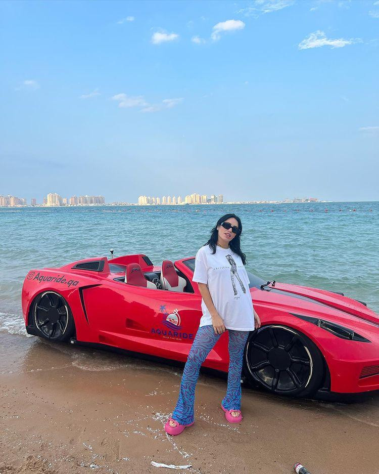 Lali posando con un auto anfibio; Qatar. Foto: Instagram @lalioficial.