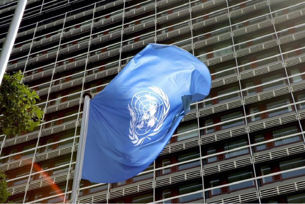 La bandera de Naciones Unidas ondea ante una de sus sedes. EFE/Rolf Vennenbernd