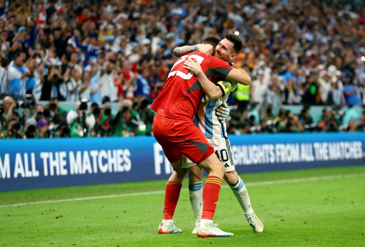 Emiliano Martínez y Lionel Messi; PBA-ARG; Qatar 2022. Foto: Reuters.
