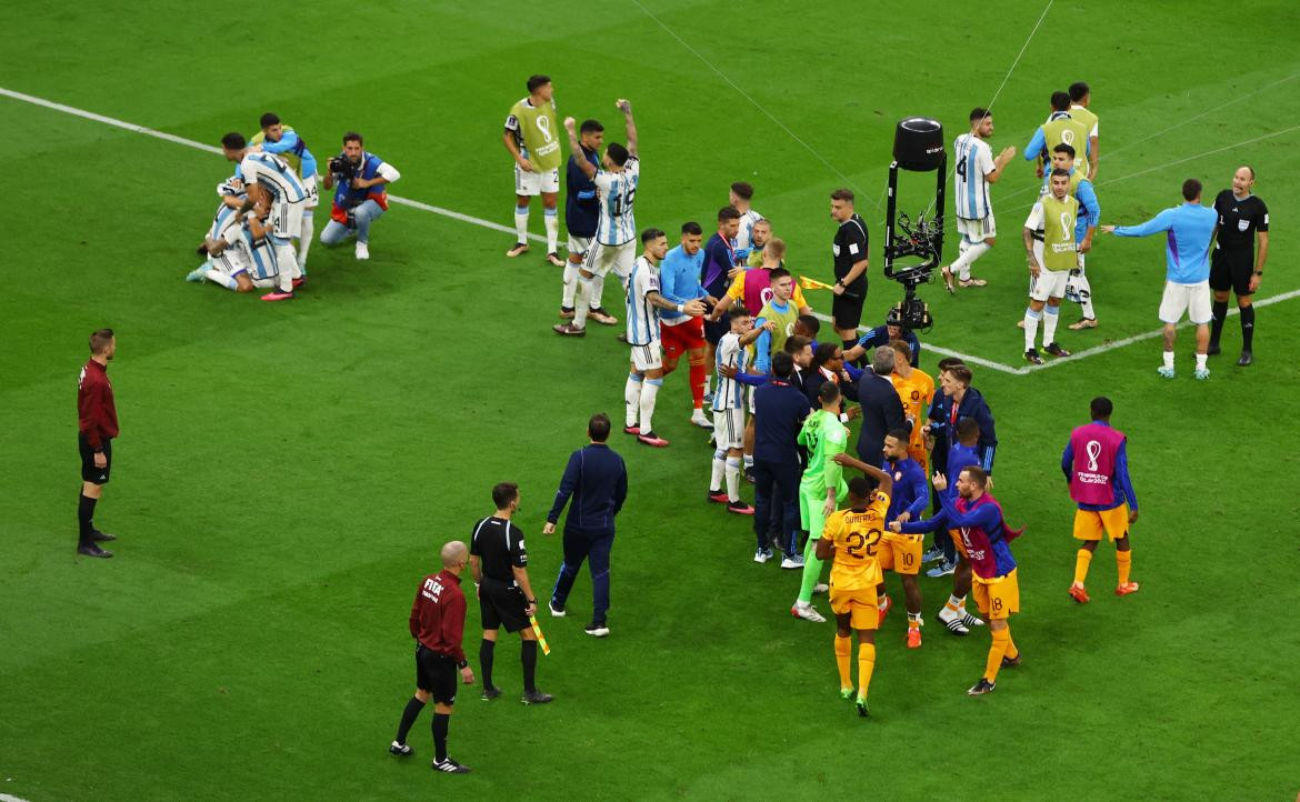 La pelea entre Argentina y Países Bajos. Foto: Reuters.