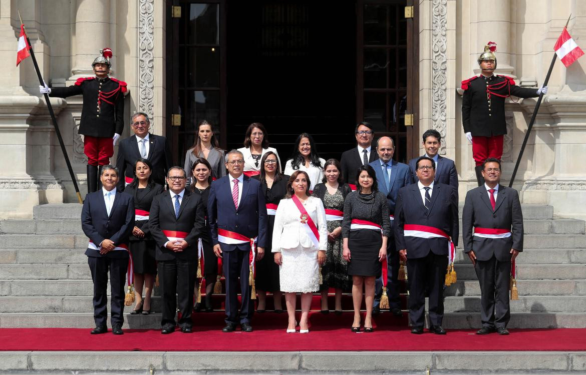 Dina Boluarte junto al nuevo gabinete de Perú. Foto: NA.