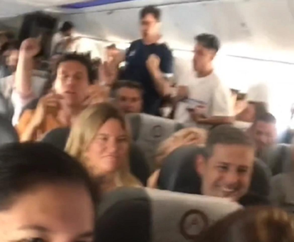 Pasajeros festejando el triunfo de Argentina. Foto: captura de video 