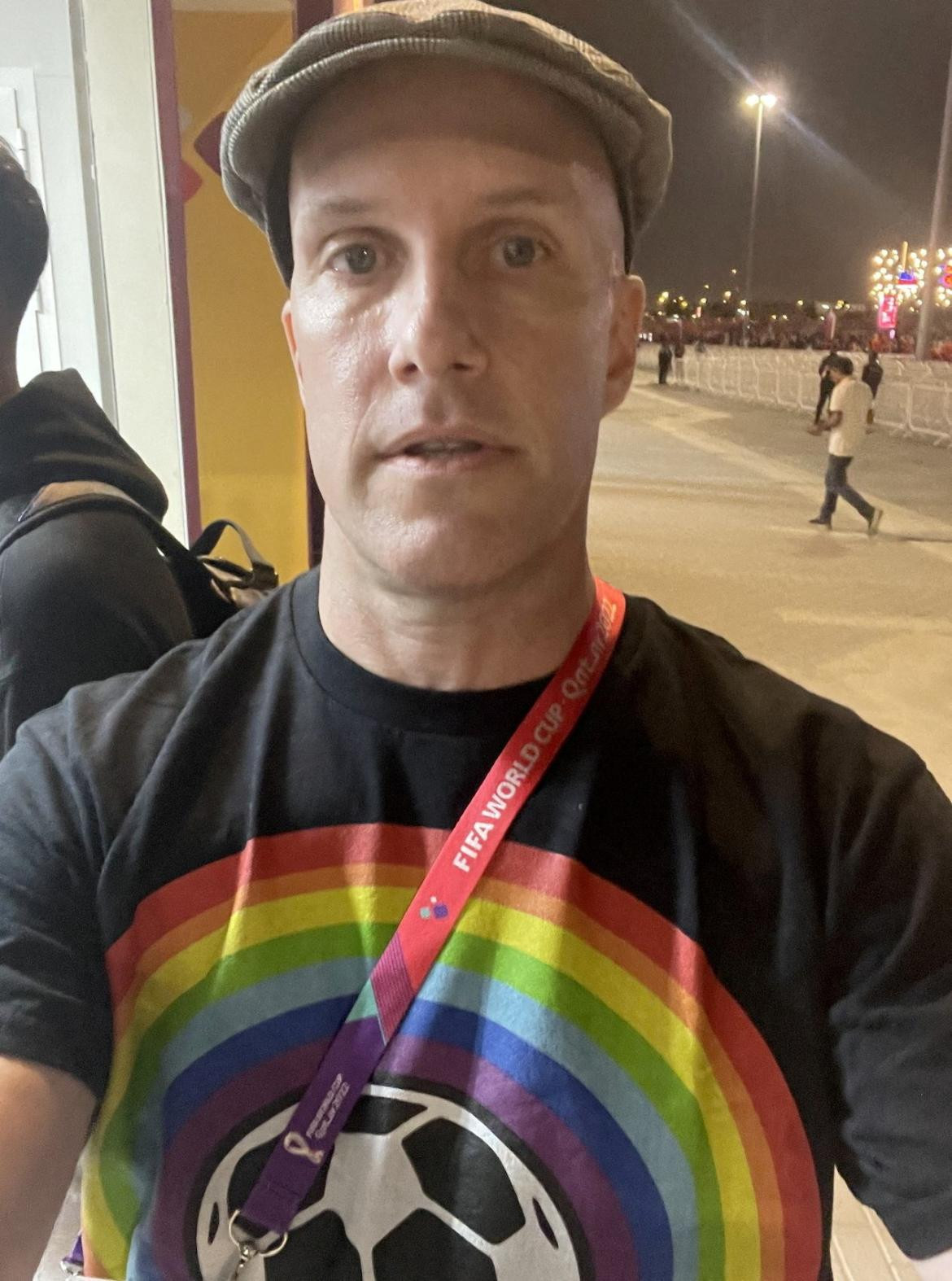 Grant Wahl con la camiseta de colores LGBT. Foto: Reuters.
