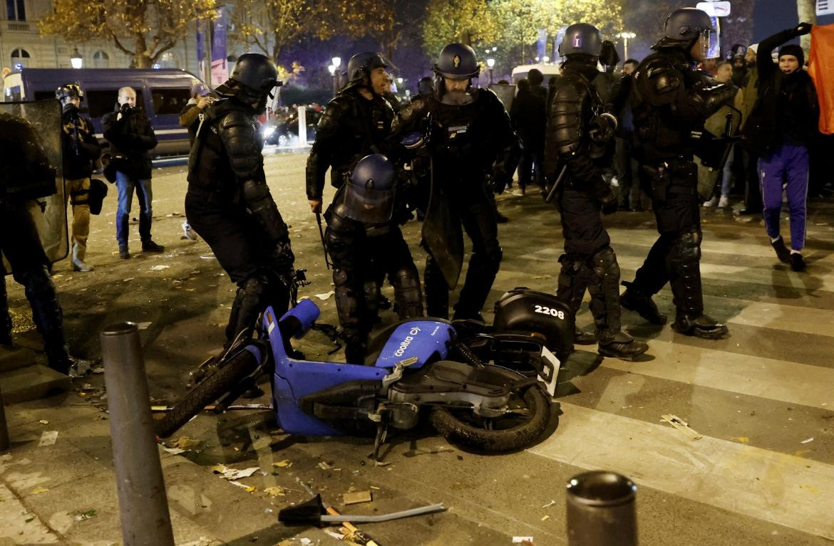Los incidentes en París tras el triunfo de Marruecos. Foto: Reuters.