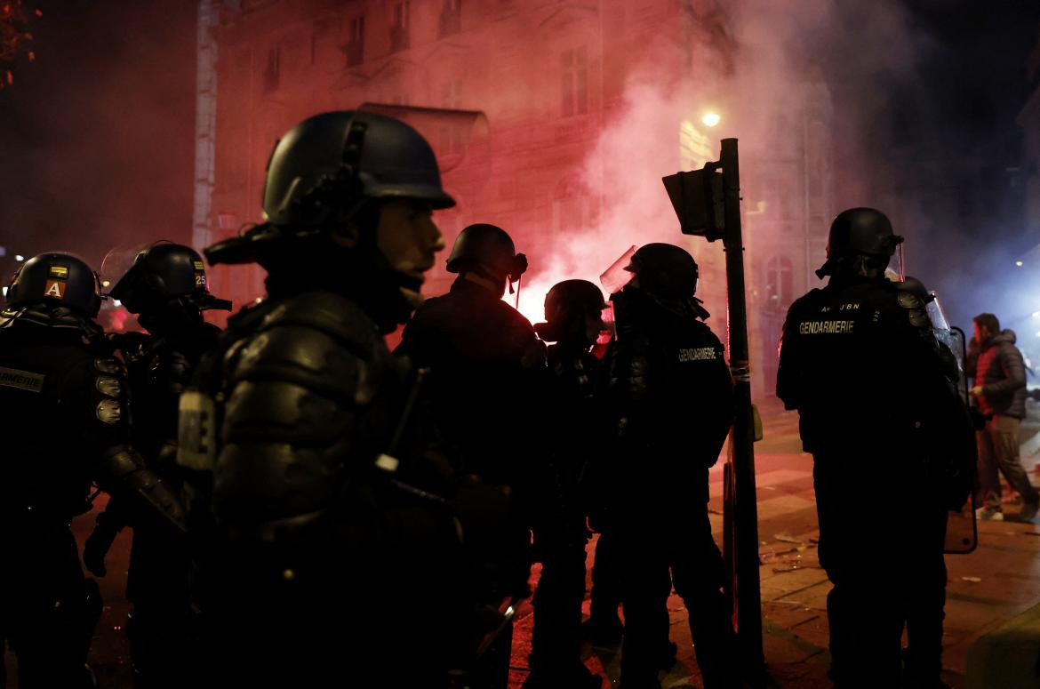 Disturbios en París 2; triunfo de Marruecos sobre Portugal. Foto: Reuters.