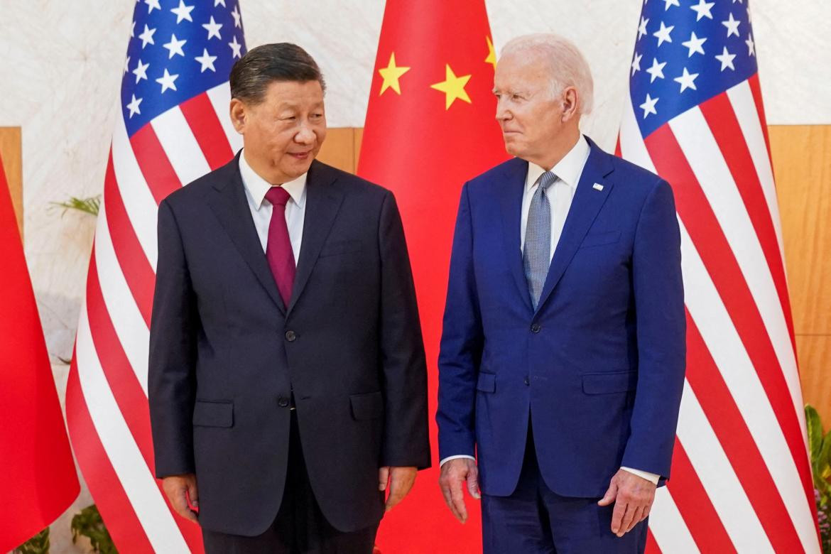El presidente chino Xi Jinping junto al presidente estadounidense Joe Biden. Foto: Reuters.