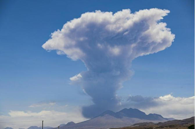 Volcán Lascar en plena erupción. Foto: Twitter.