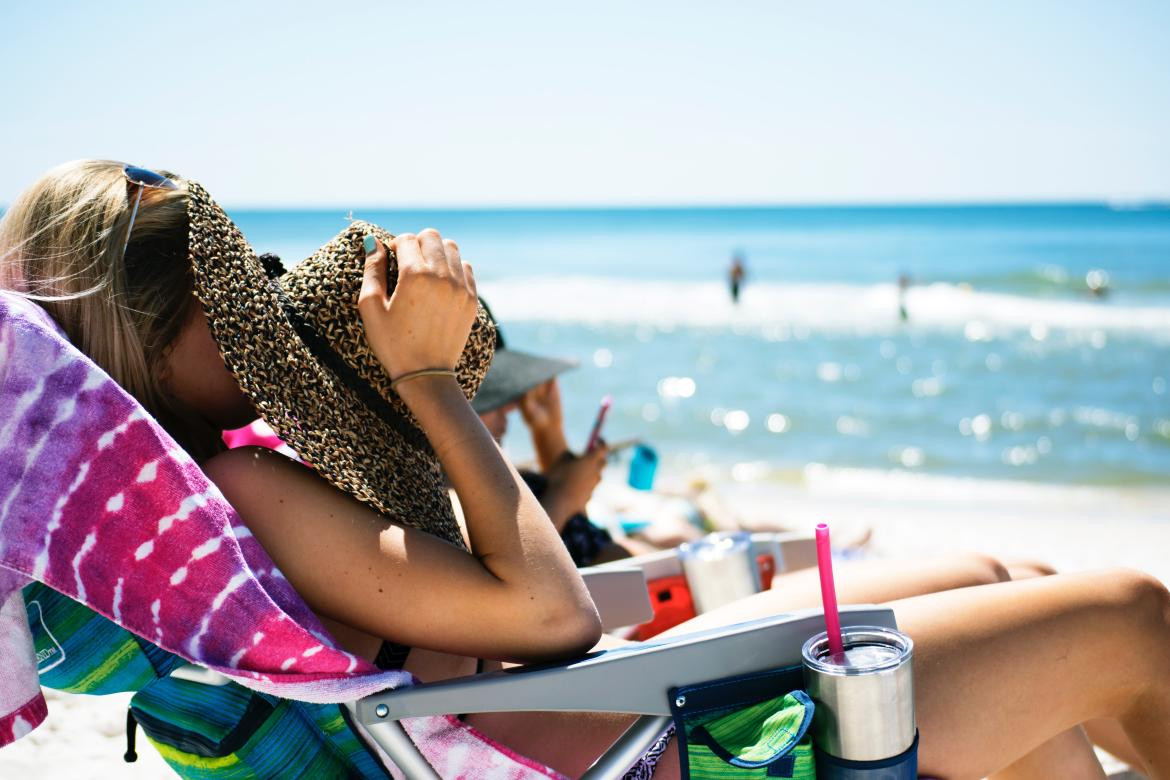 Los adultos que pasan más tiempo al sol reducen hasta un tercio las posibilidades de tener Alzheimer. Foto: Unsplash.