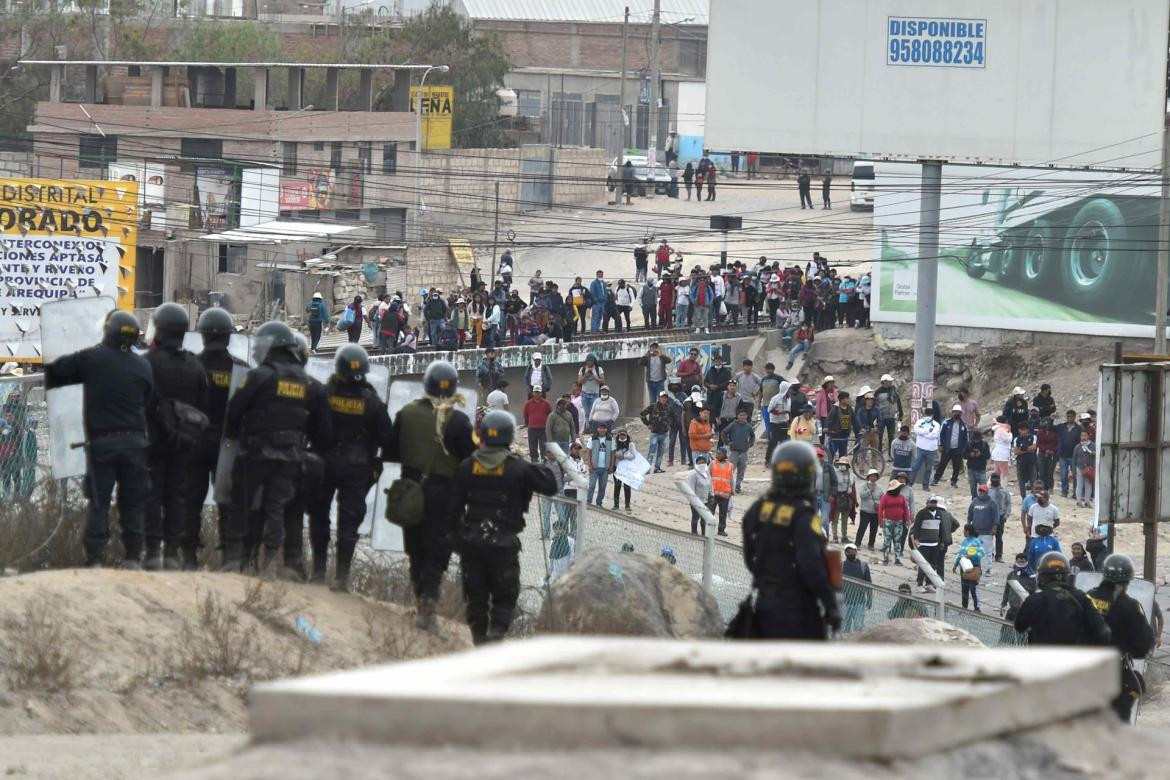 Se agrava la crisis en Perú: toman el aeropuerto de Arequipa. EFE