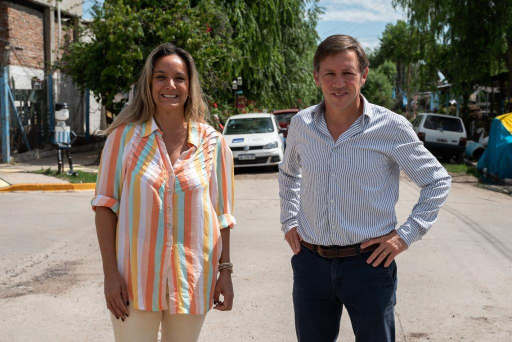 Malena Galmarini y Jaime Méndez habilitaron una nueva red de agua potable en el Barrio Mitre de San Miguel . Foto: Prensa.