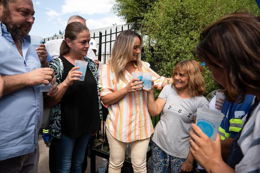 Malena Galmarini y Jaime Méndez habilitaron una nueva red de agua potable en el Barrio Mitre de San Miguel. Foto: Prensa.