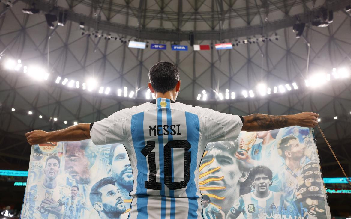 Hinchas argentinos en la previa del duelo ante Croacia por el Mundial de Qatar. Foto: REUTERS.