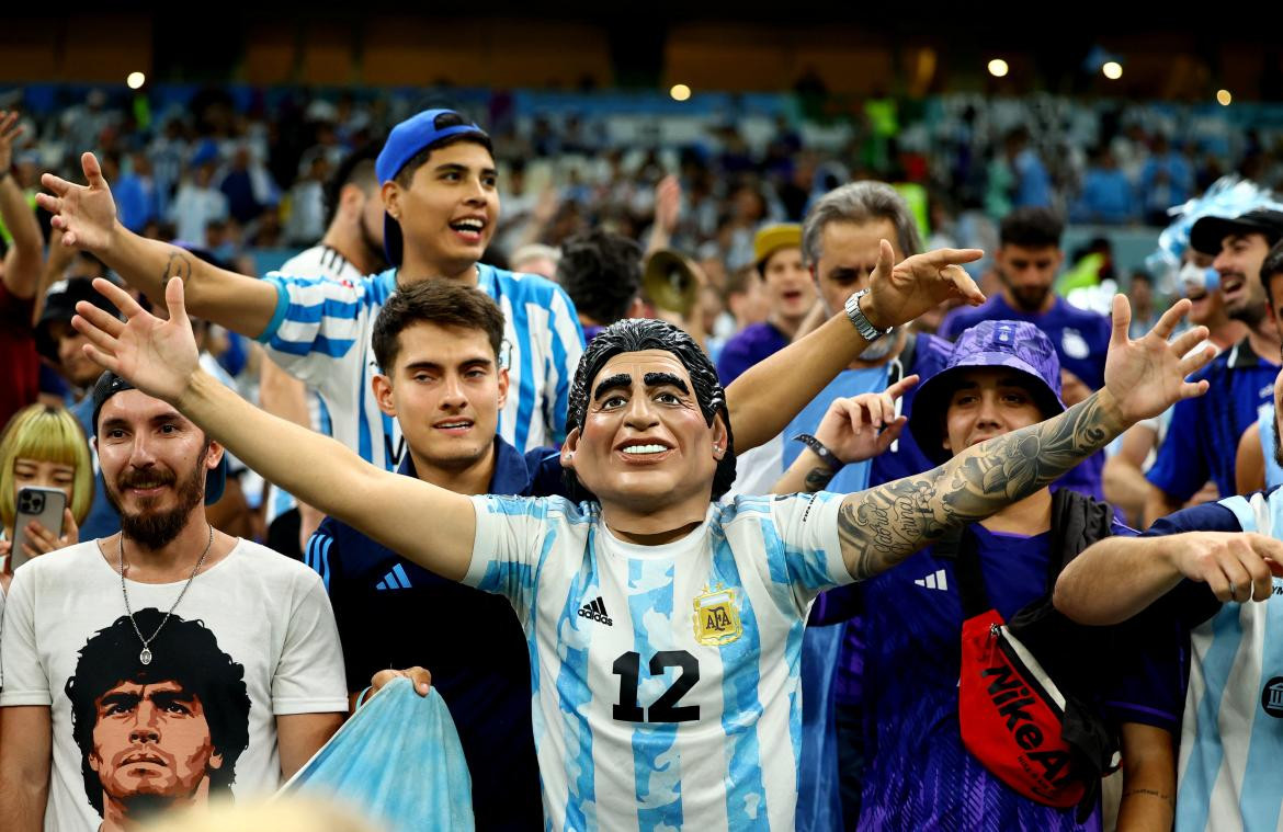 Hinchas argentinos en la previa del duelo ante Croacia por el Mundial de Qatar. Foto: REUTERS.