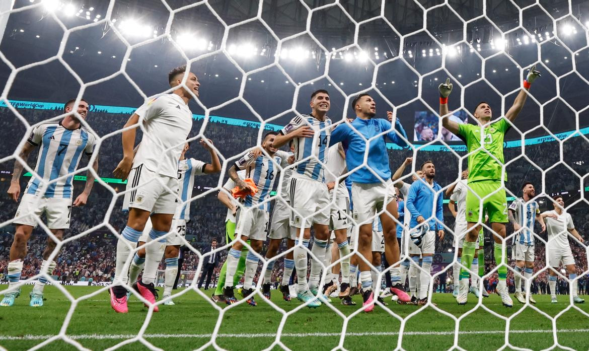 Festejos de la Selección argentina tras el pase a la final del Mundial de Qatar. Foto: NA.