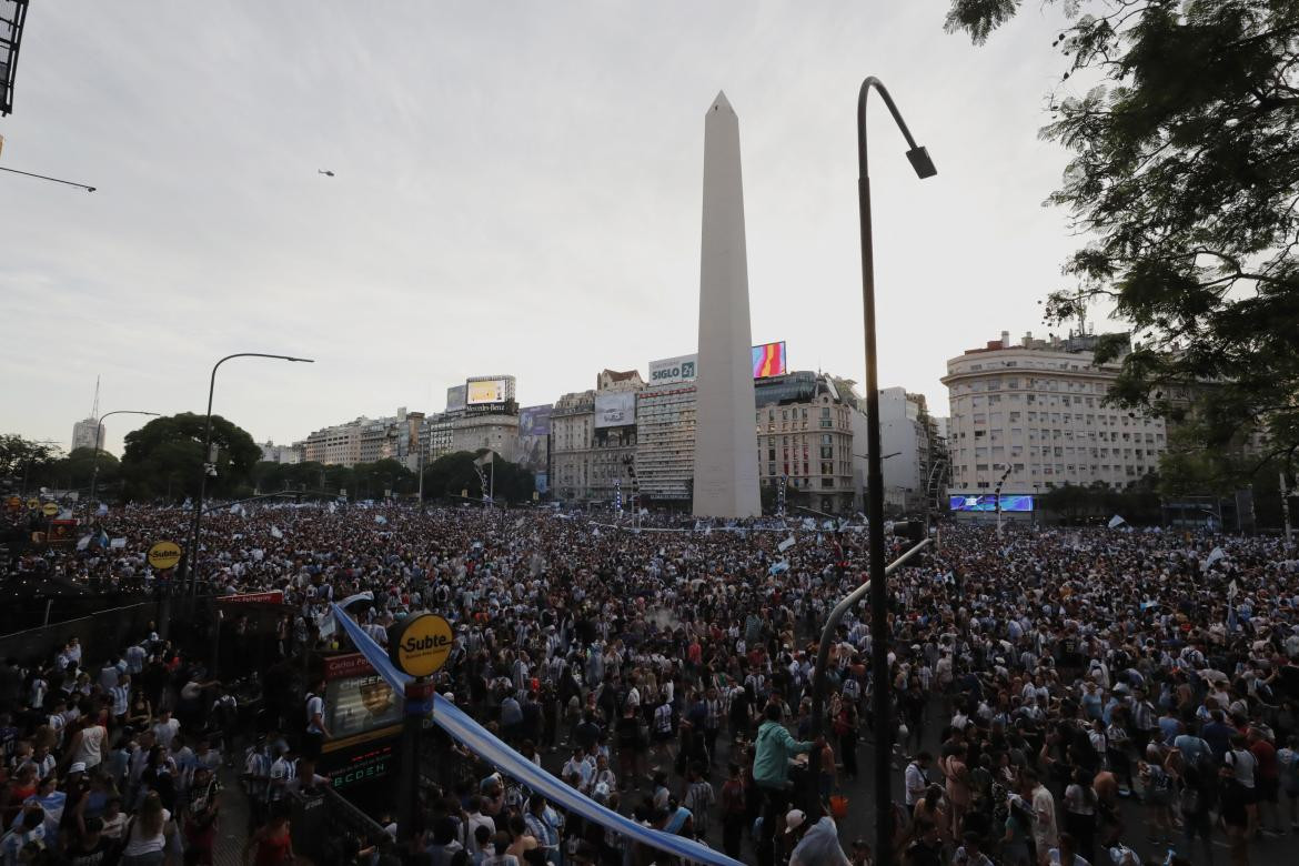 Festejos en el Obelisco tras el triunfo argentino en el Mundial Qatar 2022. Foto: REUTERS.