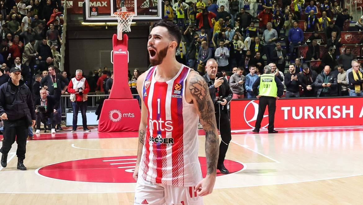 Luca Vildoza en el triunfo del Estrella Básquet por la Euroliga de básquet.