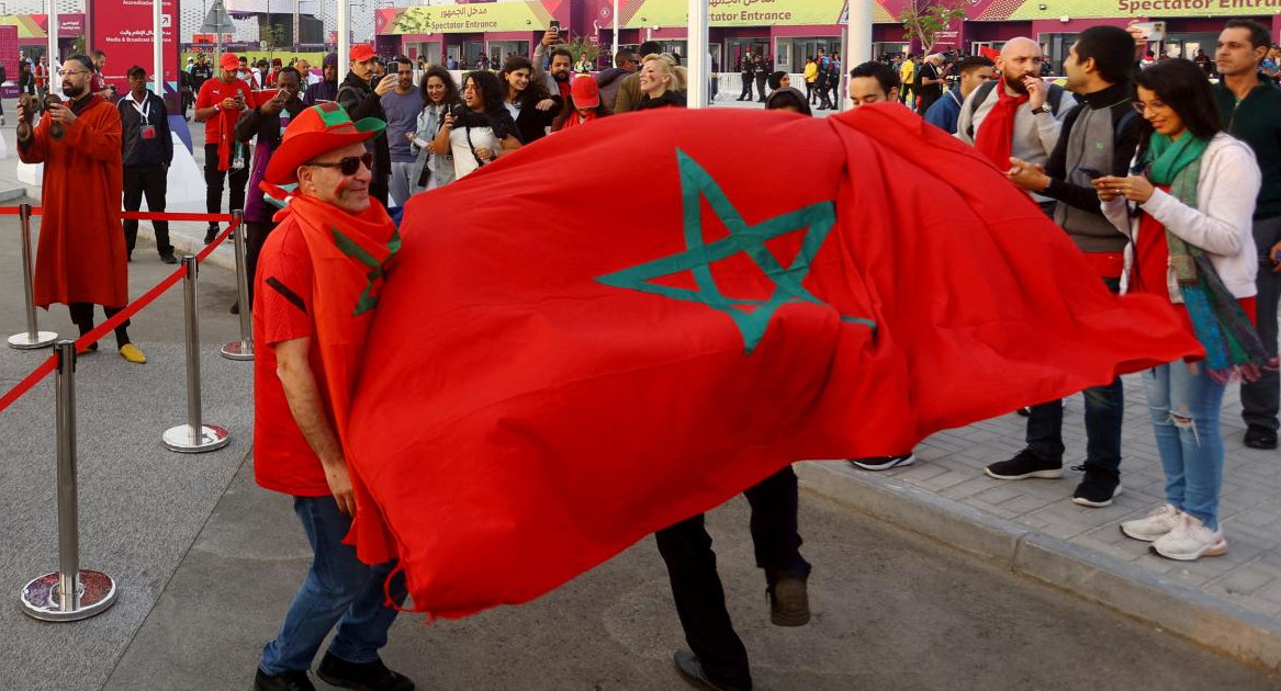 Bandera de Marruecos y festejos por su inesperada posición en el Mundial. Foto: Reuters.