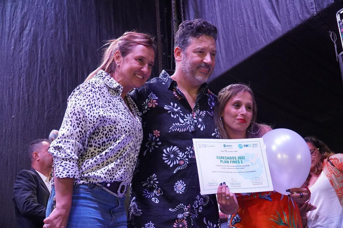 Karina y Gustavo Menéndez entregaron diplomas en Merlo. Foto: Municipio de Merlo.