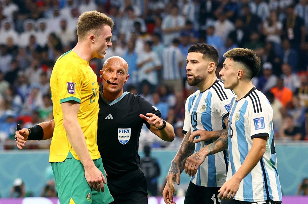 Szymon Marciniak en el partido ante Argentina y Australia. Foto: REUTERS.