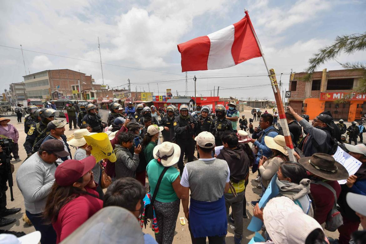 Tensión en Perú: pese al estado de emergencia decretado, continúan las protestas en todo el país	efe