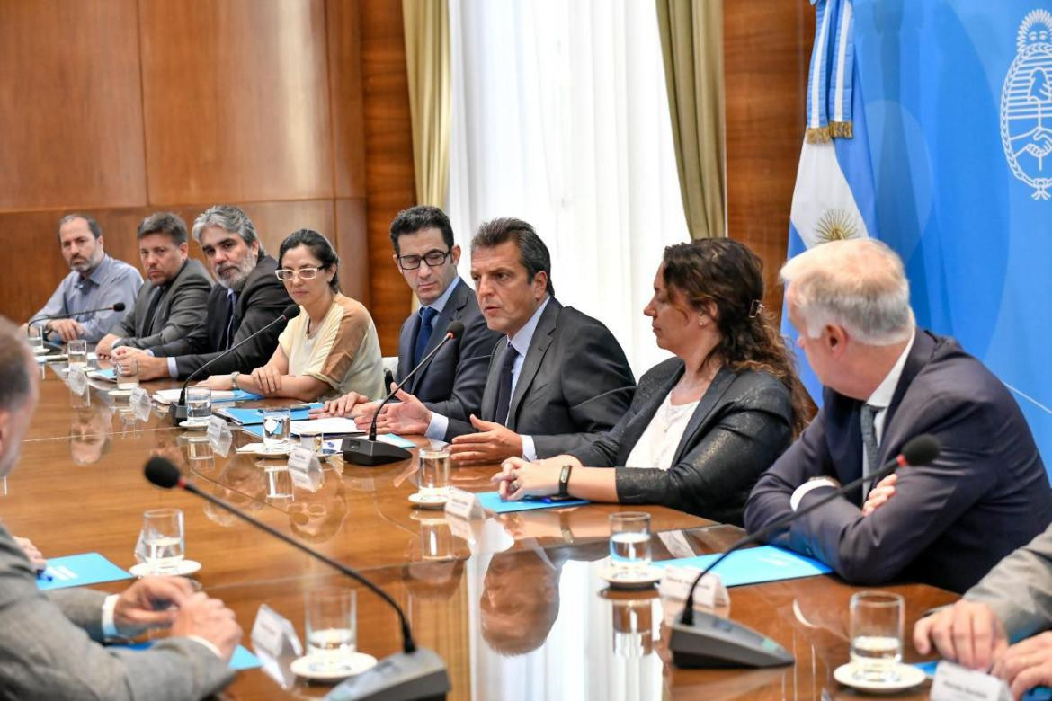 Massa y Tombolini junto a los representantes de las cámaras farmacéuticas. Foto: NA.