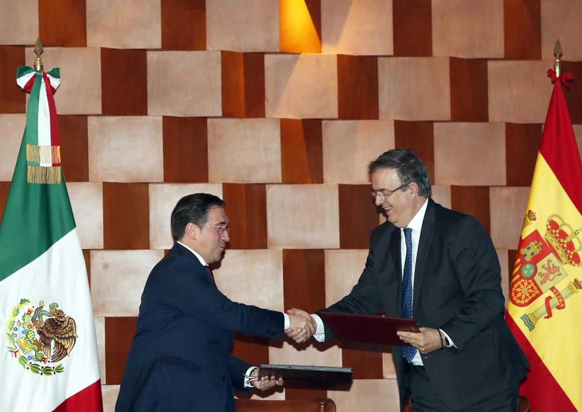 El ministro español de Asuntos Exteriores, José Manuel Albares (i), y el canciller mexicano, Marcelo Ebrard (d), efe