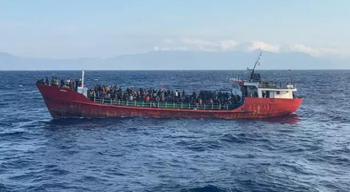 Carguero con migrantes a bordo frente a la isla griega de Creta. Foto: Europa Press