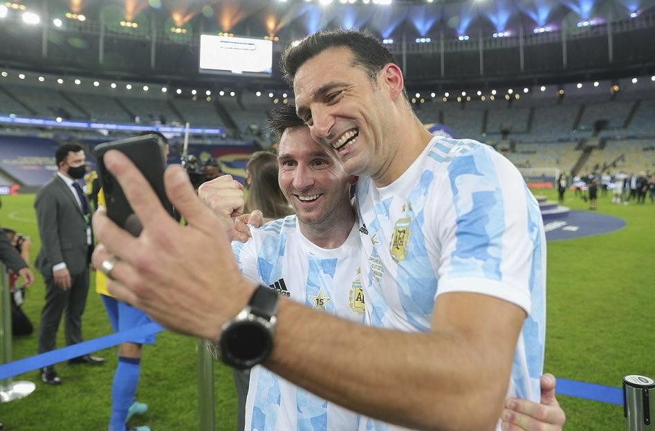 Lionel Messi junto con Scaloni fundidos en un abrazo. Foto: NA.