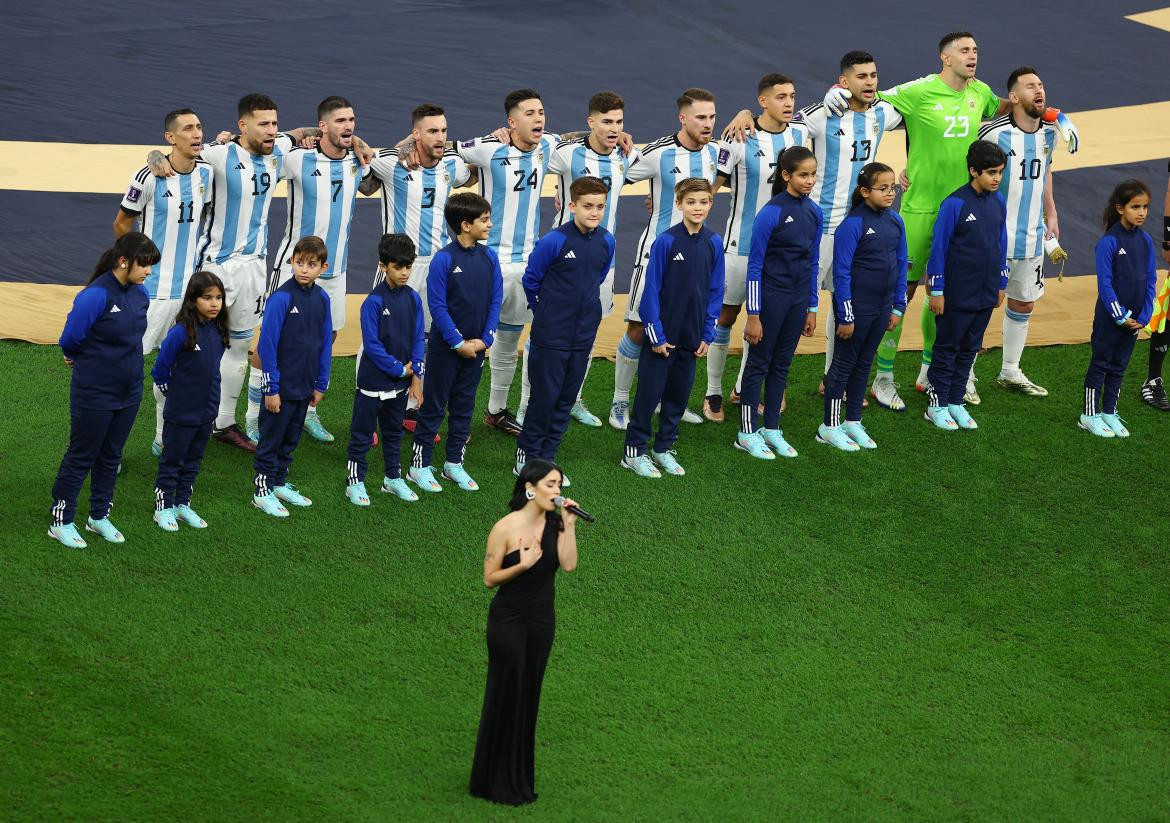 Lali cantando el himno. Foto: Reuters.