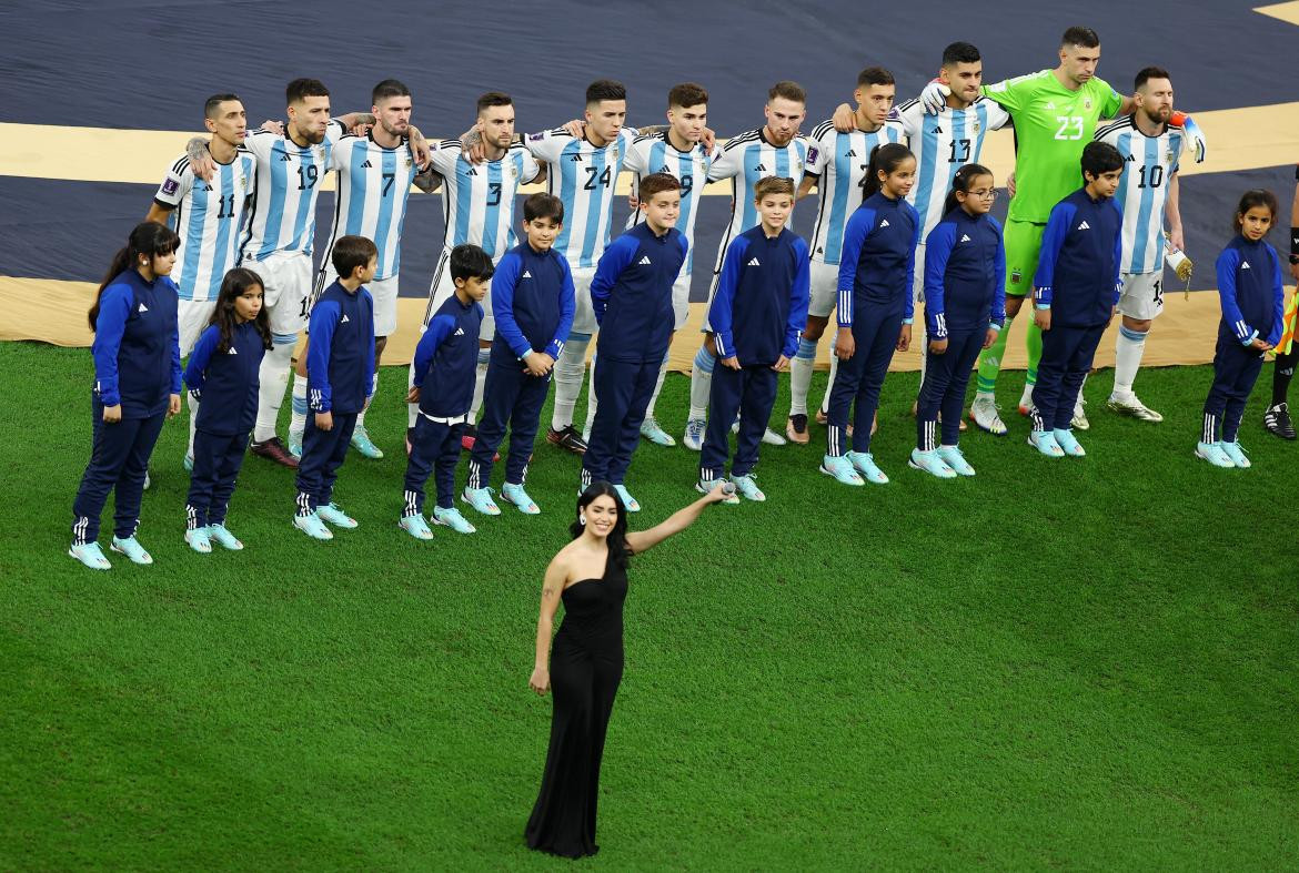 Lali cantando el himno. Foto: Reuters.