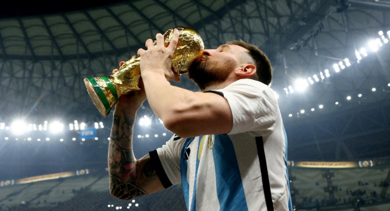 Lionel Messi besando la Copa del Mundo; Qatar 2022. Foto: Reuters.