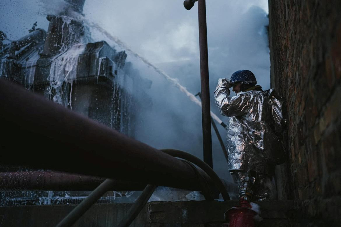 Un bombero trabaja en una instalación energética en Ucrania_Reuters