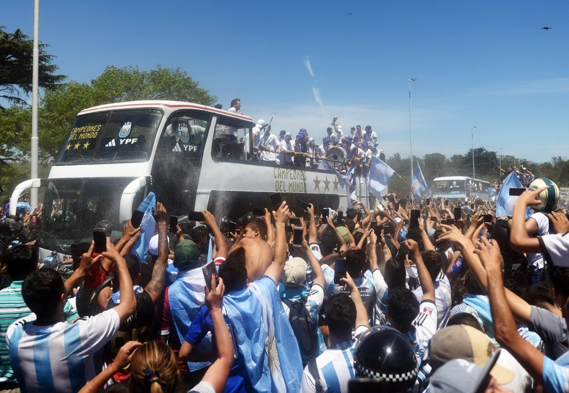 Festejos por la Selección, recorrido en micro, Reuters