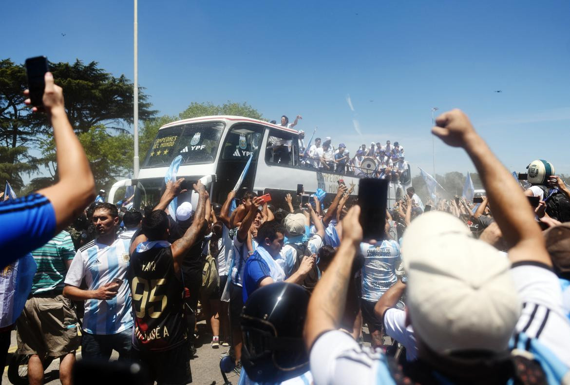 Micro con los jugadores de la Selección Argentina. Foto: REUTERS