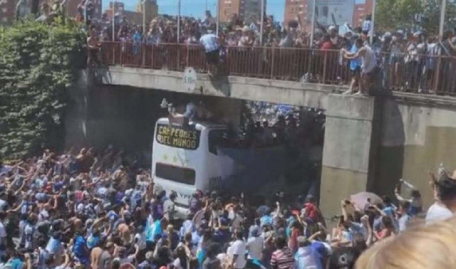 Dos hinchas se tiraron de un puente para colarse en el micro de la Selección. Foto: NA.