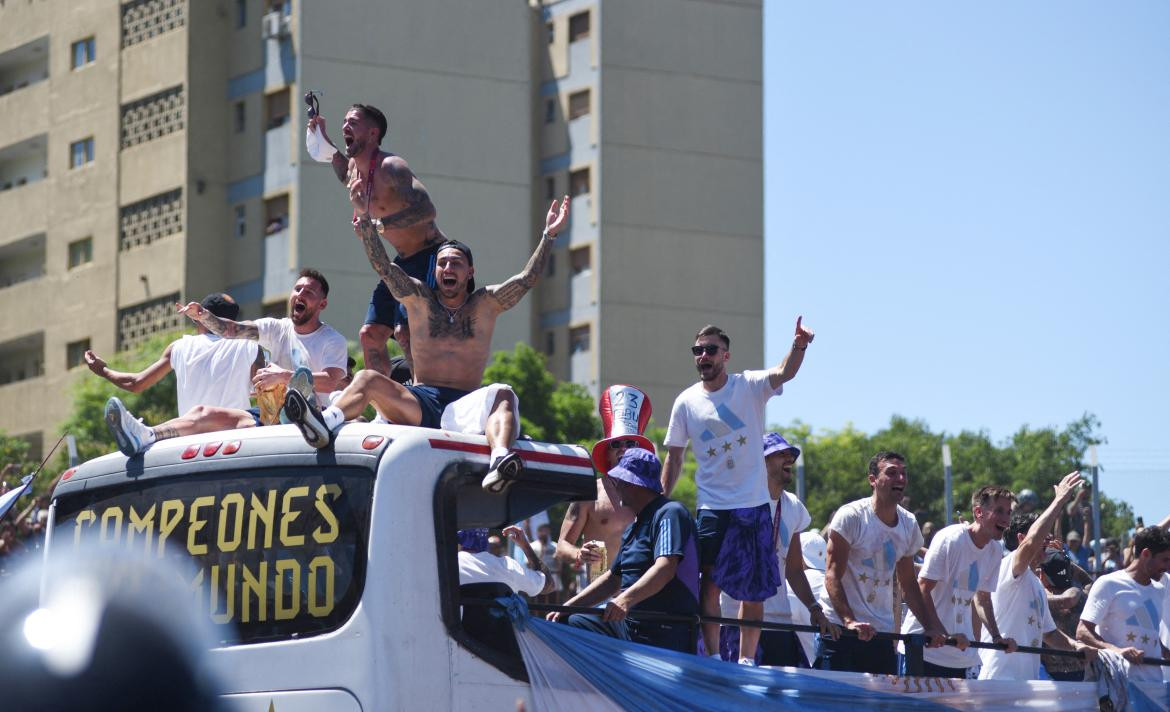 Festejos de la Selección Argentina ante los hinchas. Foto: NA