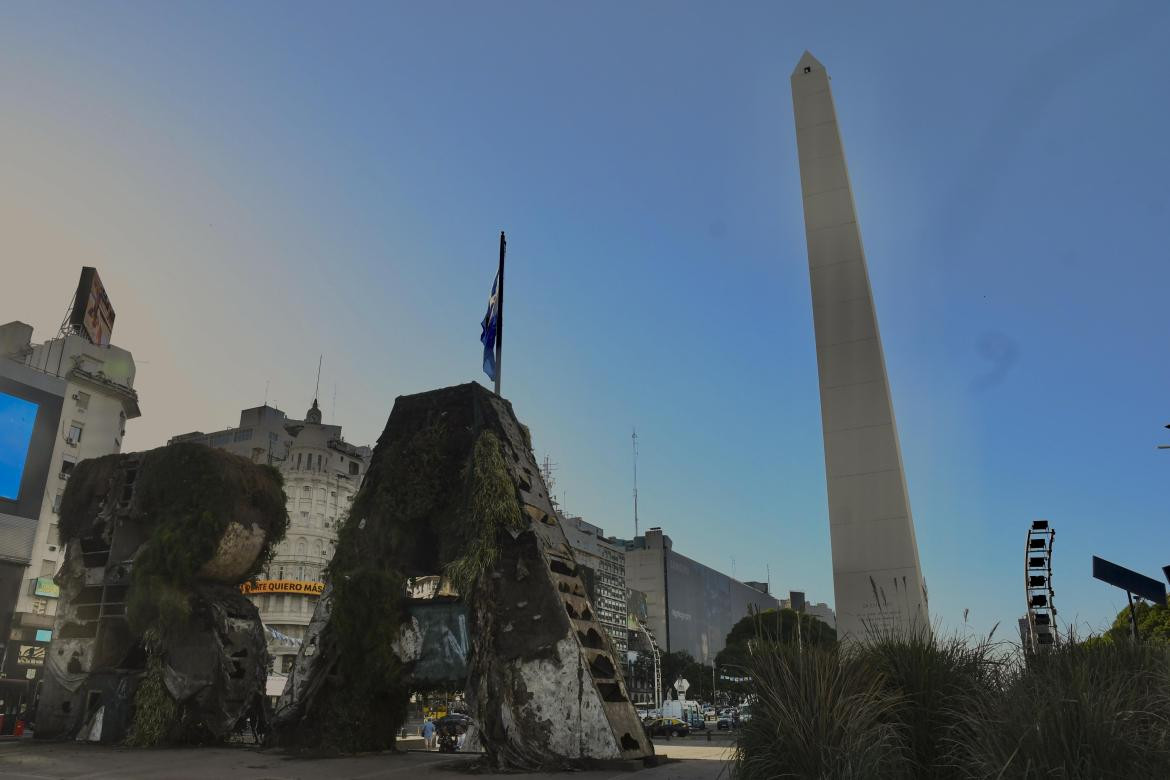 Obelisco destrozado. Foto: Télam.