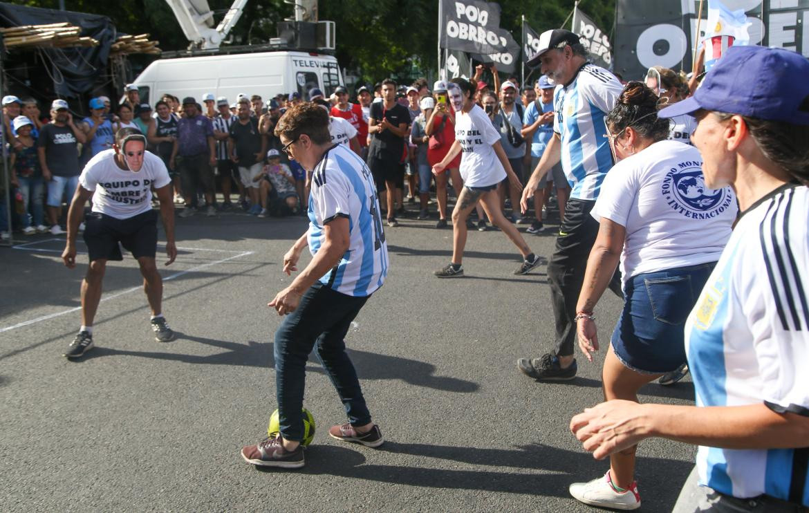 Piqueteros jugando un partido en la 9 de Julio. Foto: NA