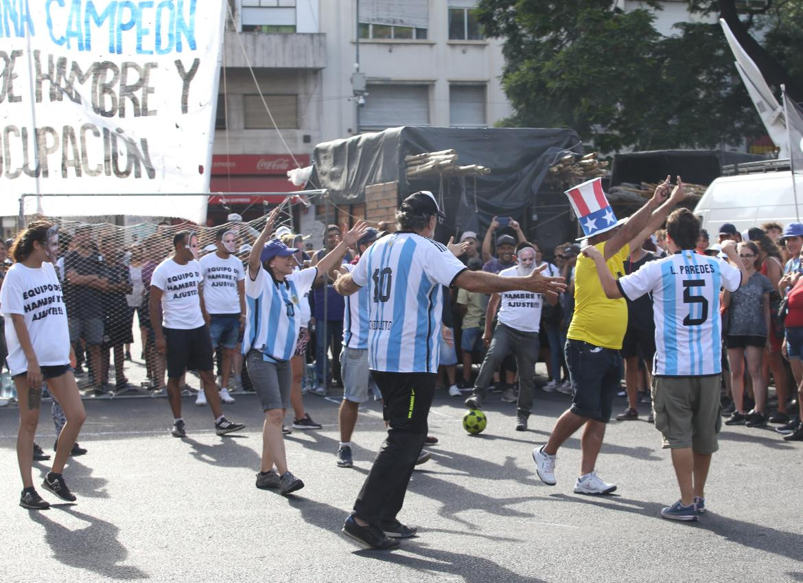 Piqueteros jugando un partido en la 9 de Julio. Foto: NA