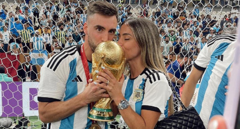 Nicolás Tagliafico y Carolina Calvagni con la Copa del Mundo. Foto: Instagram @carocalvagni.