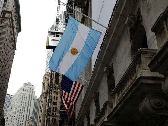 Banderas de Argentina y Estados Unidos. Foto: REUTERS.