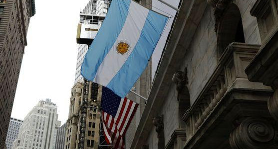 Banderas de Argentina y Estados Unidos. Foto: REUTERS.
