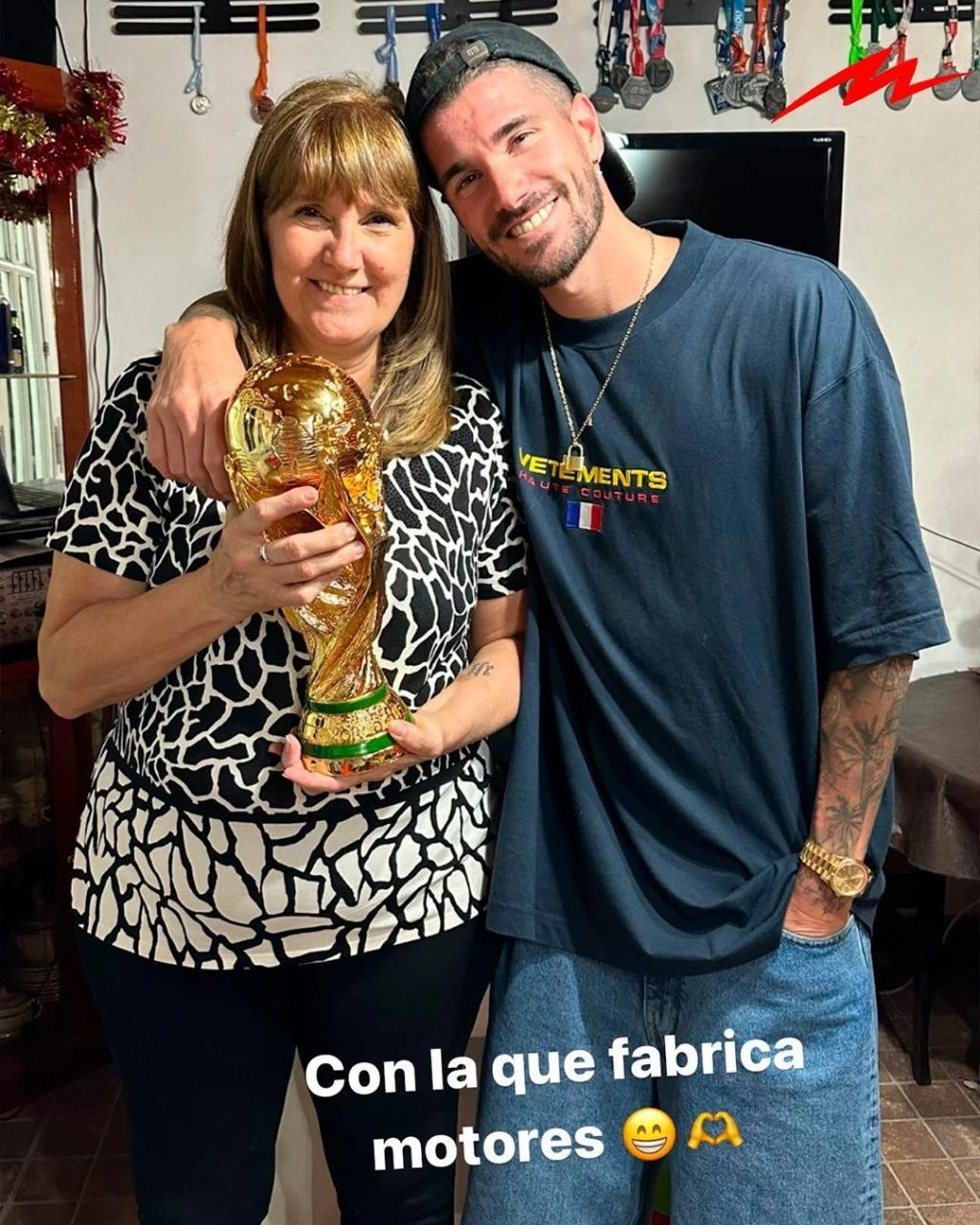 Rodrigo De Paul con su madre en Navidad. Foto: Instagram @rodridepaul.