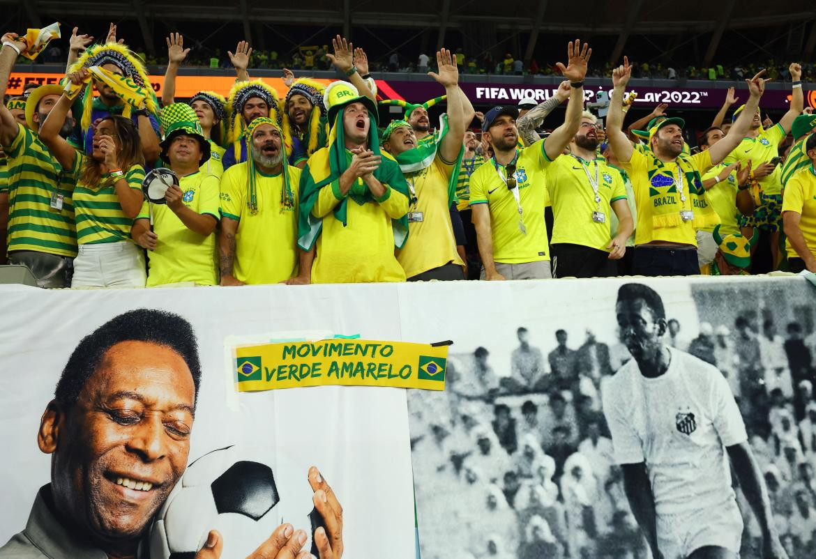 Los hinchas también le mandaron su apoyo a Pelé. Foto: NA.