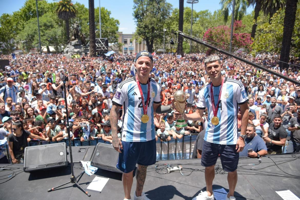 Enzo Fernández y Exequiel Palacios; San Martín. Foto: Intendencia de San Martín.