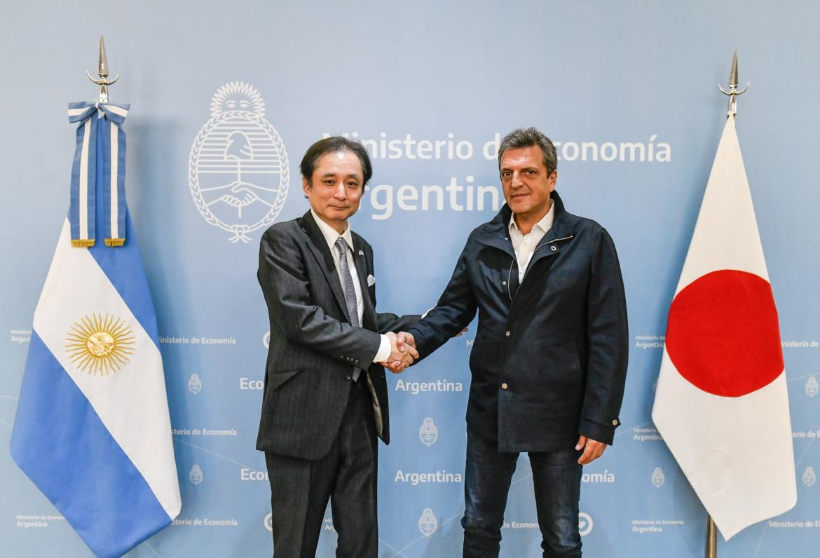 Massa con el embajador japonés. Foto: NA.