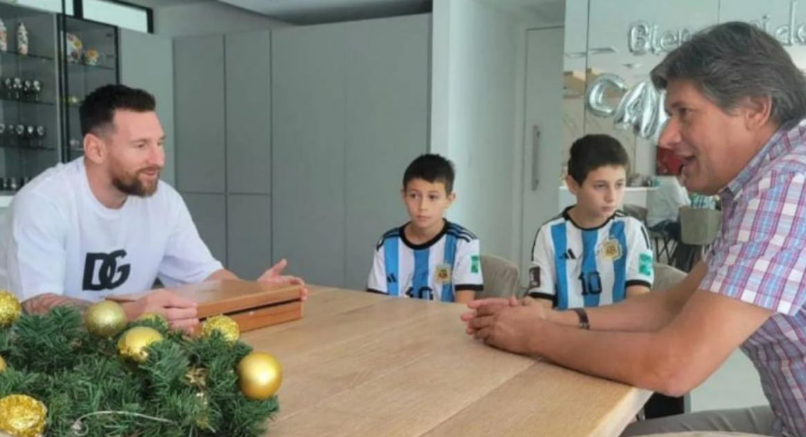 Lionel Messi con el intendente de Funes, Roly Santacroce. Foto: NA.