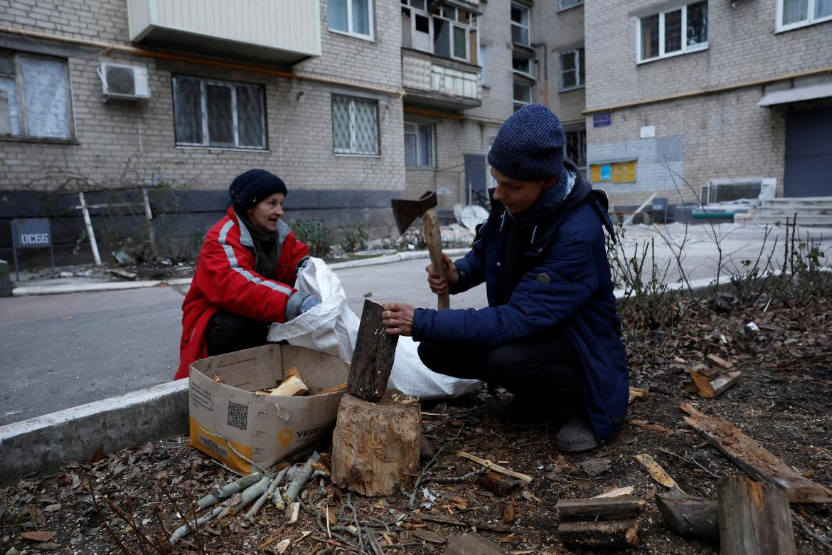 Ucrania sin luz por los efectos de la guerra. Foto: REUTERS.