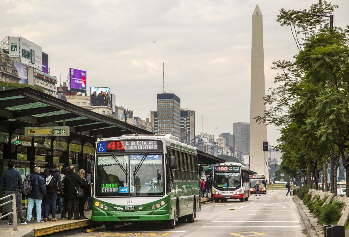 Colectivos en Ciudad de Buenos Aires. Foto: NA.